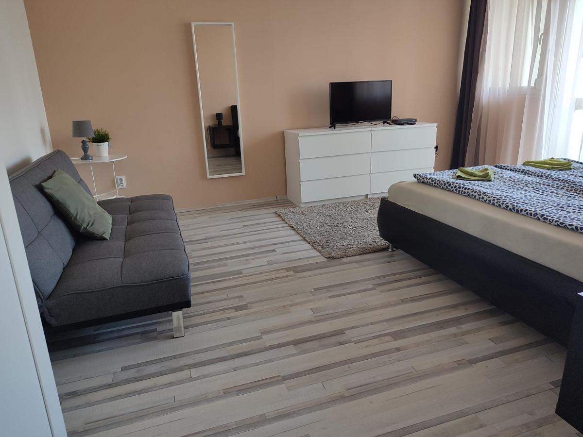 Palota Apartman Apartment เกอเดิลเลอ ภายนอก รูปภาพ